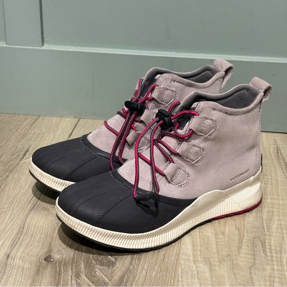 Sorel out N about III classic boots pink and black women's size 7 - Picture 1 of 6